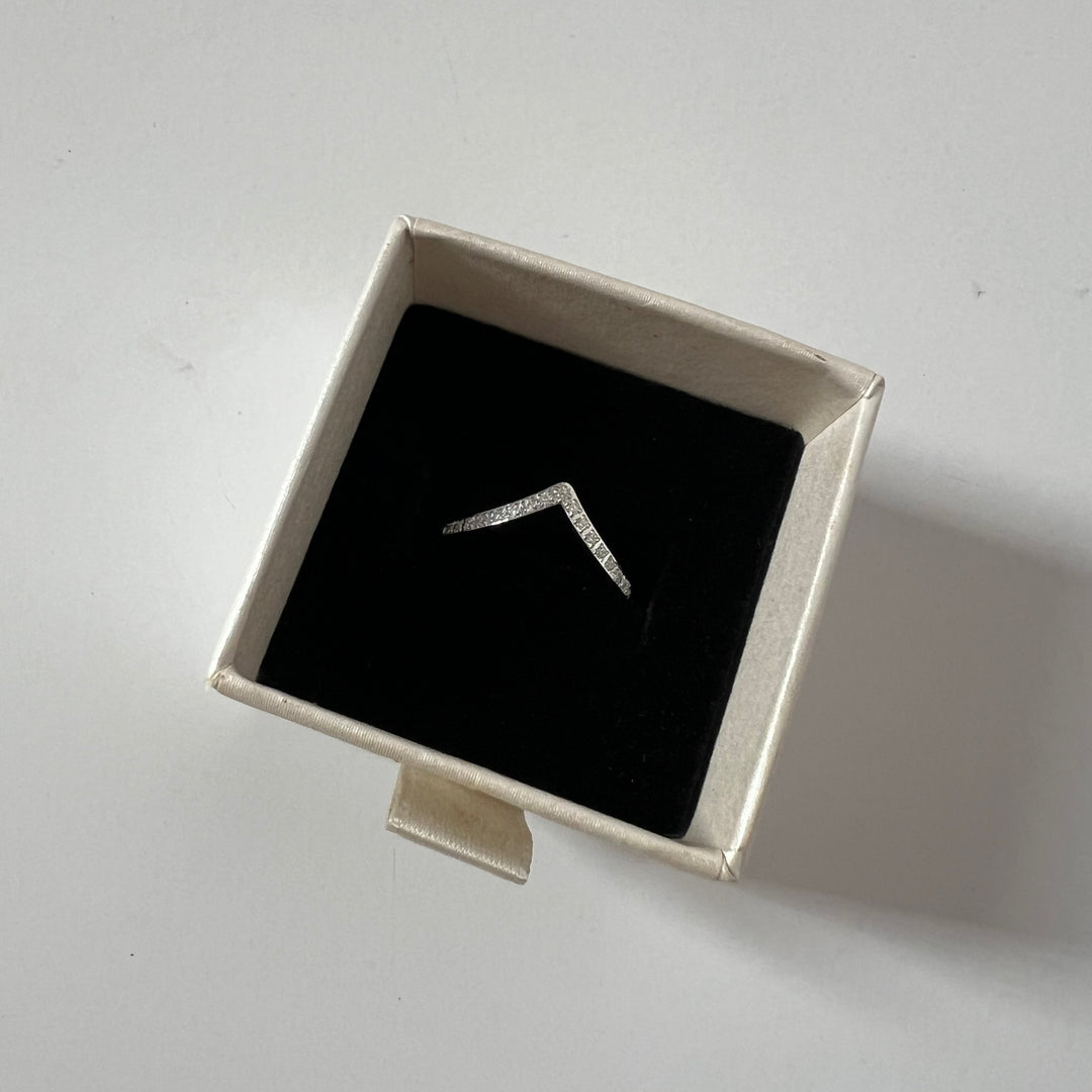 V diamond ring