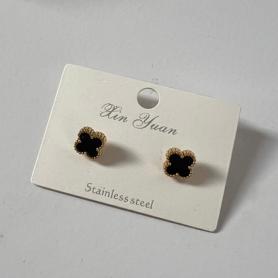 Clover black earring