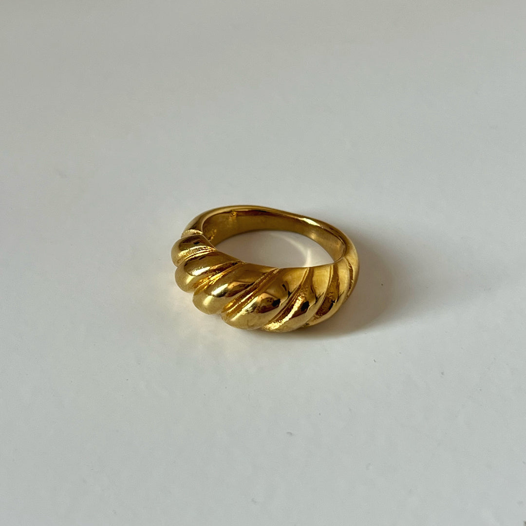 Croissant ring